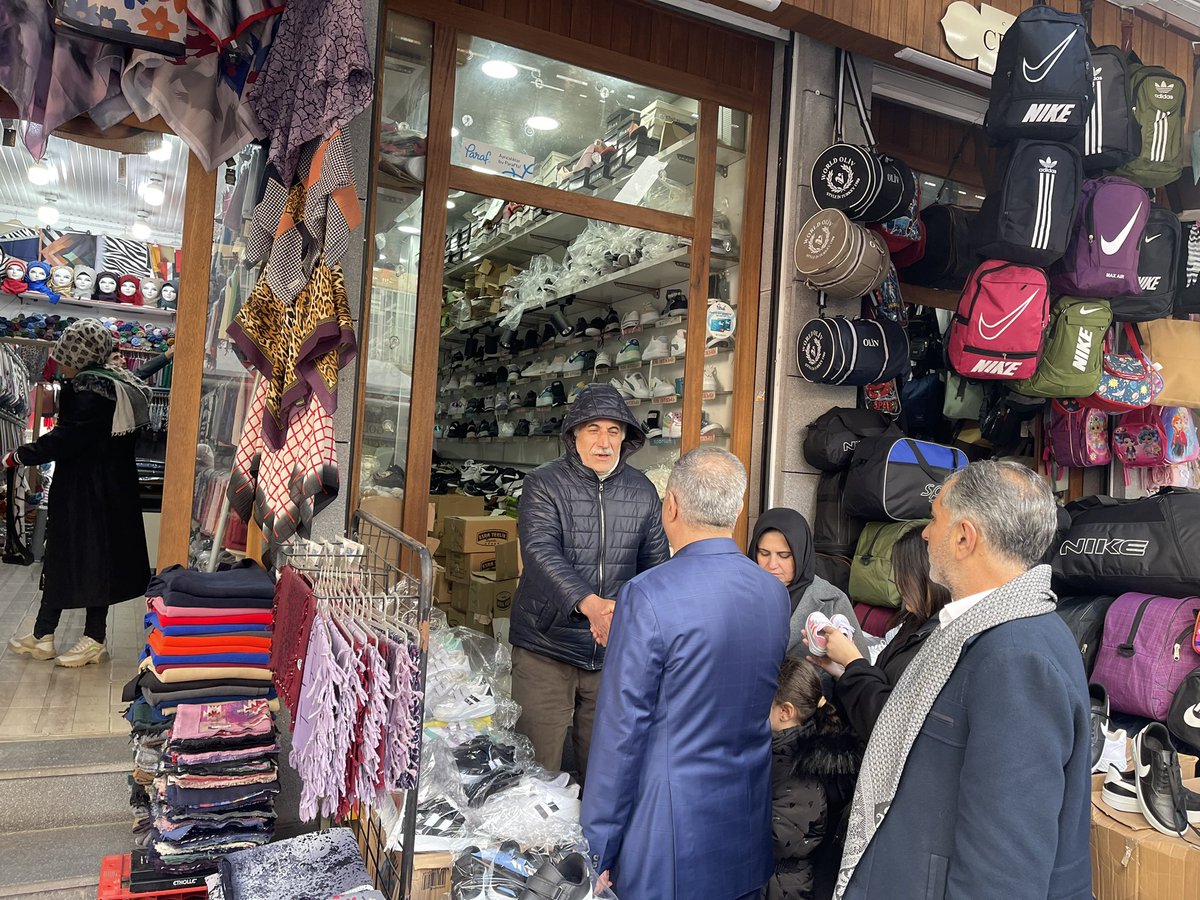 Diyarbakır Halkına daha iyi hizmet etmek için Gönülden Gönüle dokunarak Kapı kapı gezerek Bağlar İlçemizde ki esnaf Kardeşlerimizin Gönül kapılarını çalıp şehrimiz için talep ve önerilerini dinledik.
#HazırızKararlıyız
