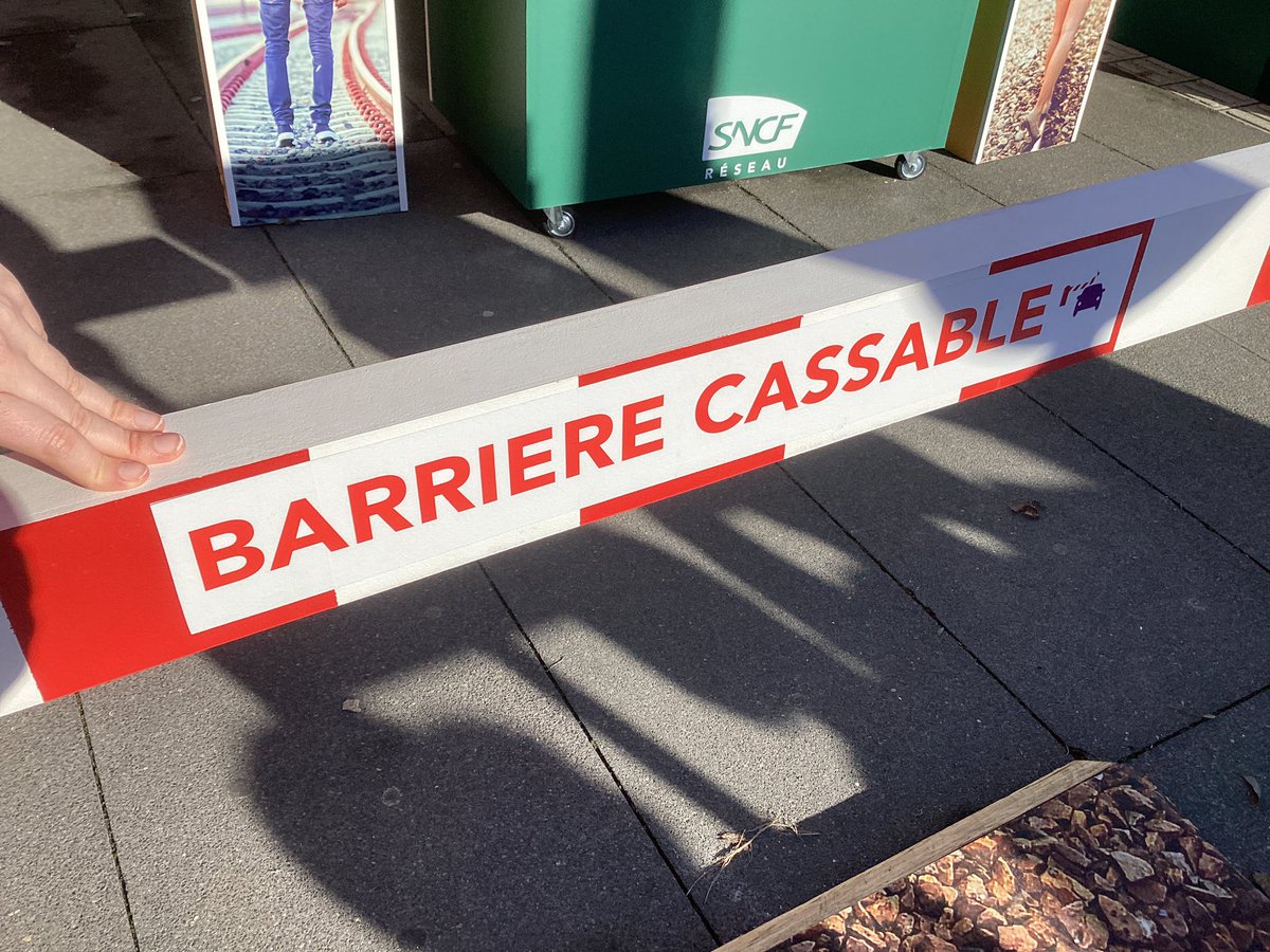 BB27000's tweet photo. /4/ Vous pourrez également apprendre que les barrières de passage à niveau sont « Cassables ».

Si vous êtes bloqué avec votre voiture et que les barrières se referment sur vous, foncez ! 

Les barrières casseront et vous sauverez votre vie. 
C’est fait pour. https://t.co/jYr8cs0Zp6