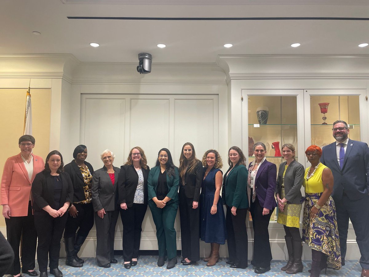 🧵 Yesterday, we joined with our partners at @MassCSW, @VoteMamaFdn, @MassNOW, @MWPC, and with our colleagues @senjehlen, @JoanMeschino @MikeConnollyMA, and @KateforRep to call attention to one of our priority bills, allowing #CampaignFundsforChildCare.