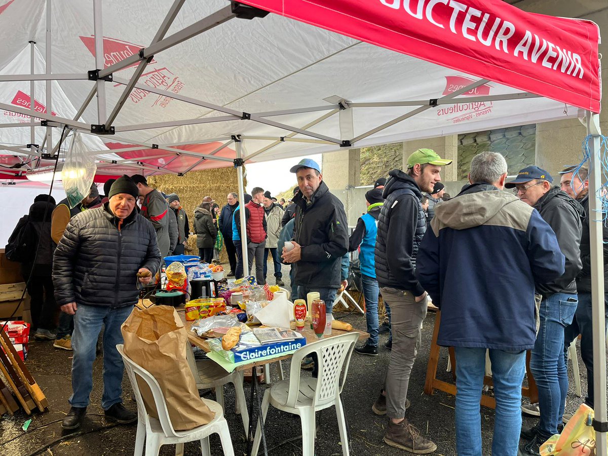 coopEMC2's tweet photo. Meuse, Haute-Marne, Moselle,... Nous sommes aux côtés des agriculteurs qui manifestent et soutenons leur engagement. Cultivons l'avenir ensemble pour préserver une agriculture forte !
#onmarchesurlatete https://t.co/KvSY2a4gFd