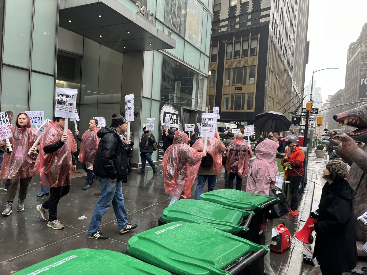 New York Daily News staffers are picketing in front of “Workville,”the six-desk co-working space we’ve been using since our newsroom was sold off.