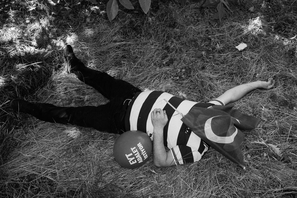 MagnumPhotos's tweet photo. "Olay is my tribute to the people of Turkey who marched for justice"

Emin Özmen's debut book, Olay, is a visual representation of a decade of ceaseless disturbance and tragedy in his native Turkey. 

Read the interview: https://t.co/wQzKm8JOpD

© @eminozmen / Magnum Photos https://t.co/coDK7SUcMx