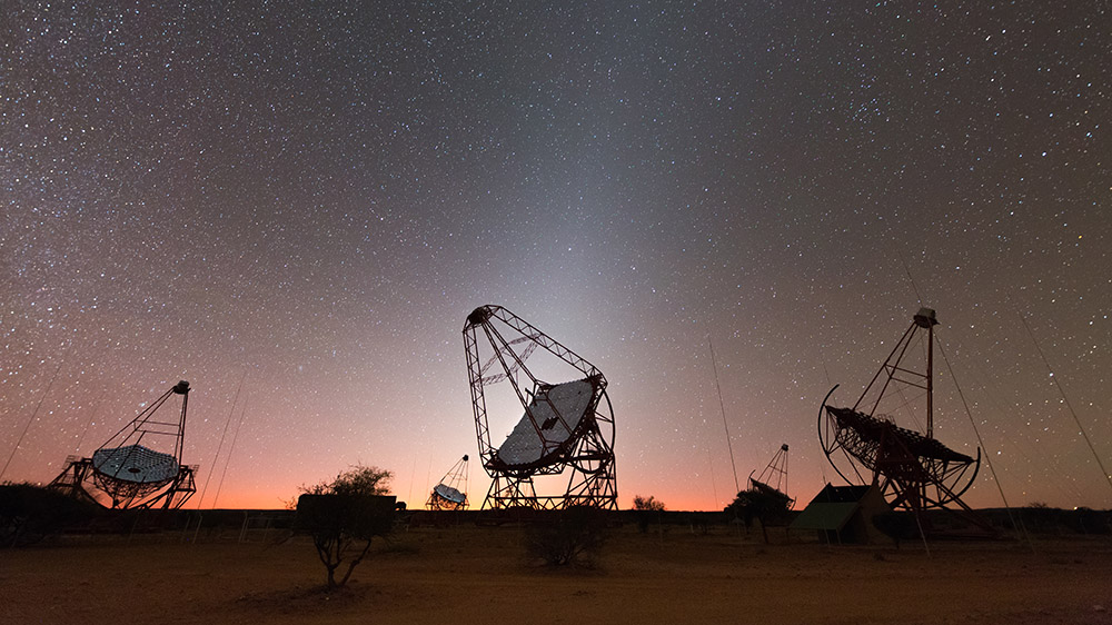 El chorro que emite el microcuásar SS 433 se hace invisible poco después de salir, pero reaparece luego a decenas de años luz Investigadores de @hesstelescopes han descubierto dónde y cómo se aceleran sus partículas cuando se vuelve a observar ✨ shorturl.at/prsGK