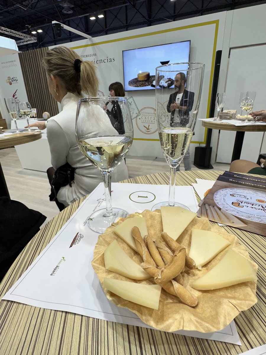 🧀 Ruta del Queso de Extremadura y de la Ruta del Vino y Cava Ribera del
Guadiana mediante el maridaje de quesos de la DOP Queso de Acehúche con vinos de la DOP Ribera del Guadiana.

#ExtremaduraFitur
#ExtremaduraExtraordinaria