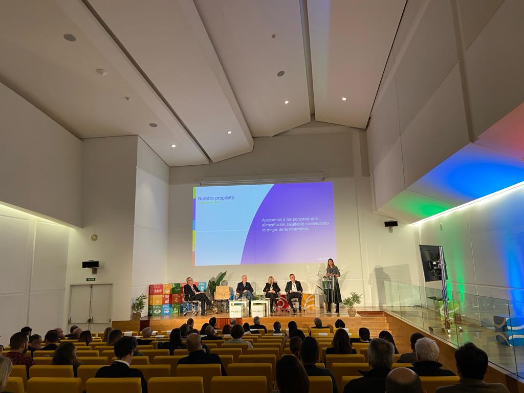 Esta mañana en el #GREENVALUE4FOOD de @clusaga, nuestra directora de #sostenibilidad, <a href="/MariviSJ/">Mariví Sánchez</a>, ha charlado sobre nuestra estrategia de   #CompromisoResponsable y cómo afrontar este reto tan relevante para la industria junto a <a href="/MundoHR/">MundoHR</a>, #CAPSAFOOD y @EROSKIostenibilidad ♻️