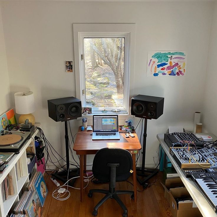 convoyJoe's tweet image. Four Tet es fantástico. Aquí una foto de su estudio  casero #PoderosoProhibido