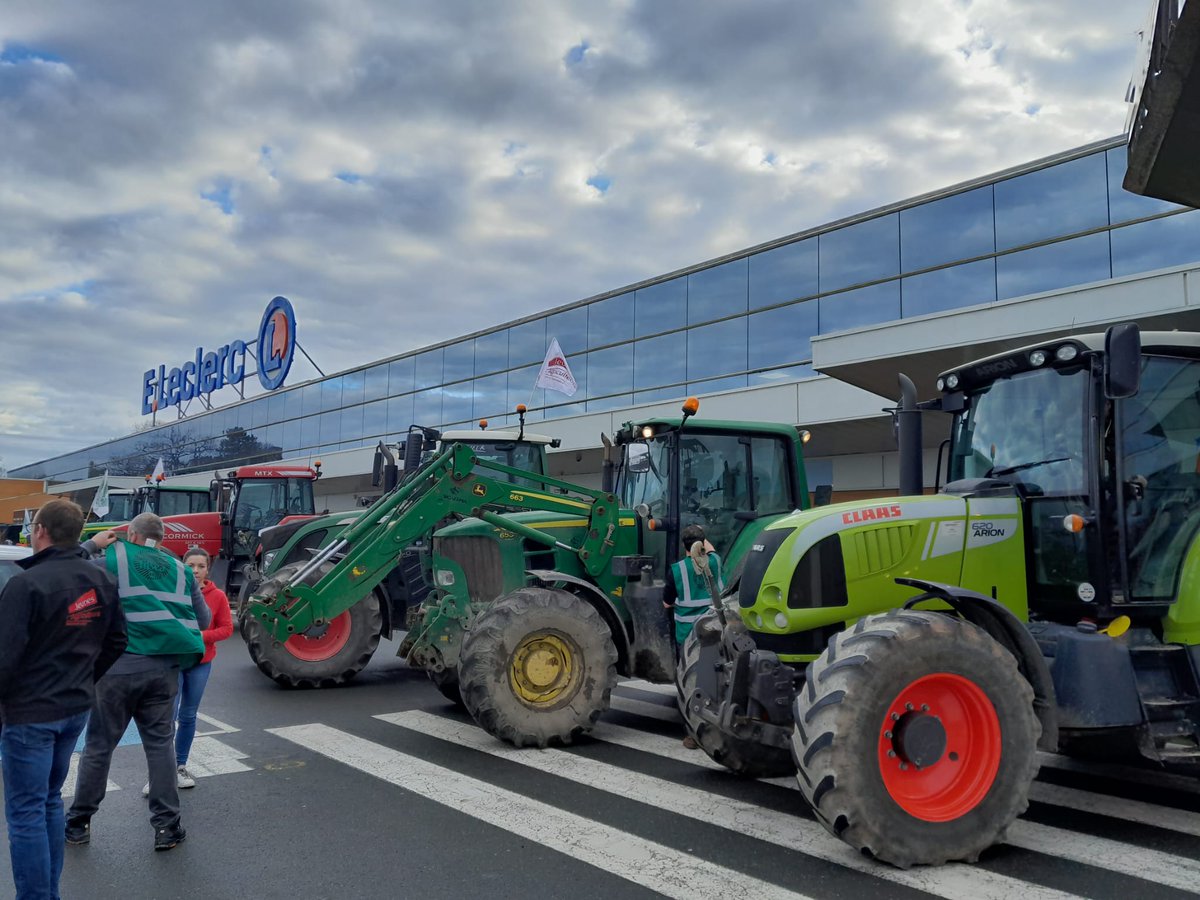 JeunesAgri49's tweet photo. ❗[Mobilisation]❗
La mobilisation des JA et @fdsea49 continue !
Nous attendons des actes concrets et de la cohérence 🖐️👨‍🌾
#onmarchesurlatete #agrisouspression #maineetloire #agriculture https://t.co/7DJpiialXx