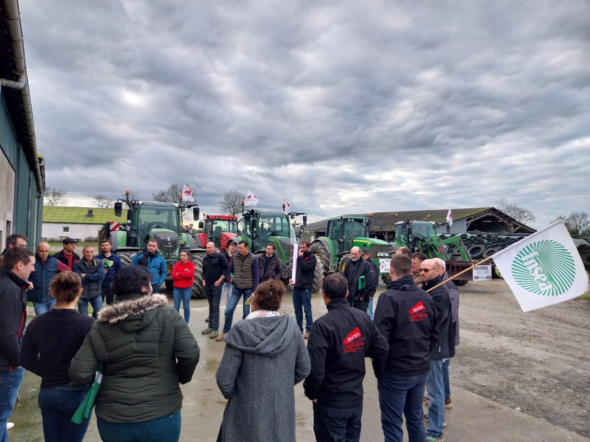 ❗[Mobilisation]❗
La mobilisation des JA et <a href="/fdsea49/">FDSEA 49</a> continue !
Nous attendons des actes concrets et de la cohérence 🖐️👨‍🌾
#onmarchesurlatete #agrisouspression #maineetloire #agriculture