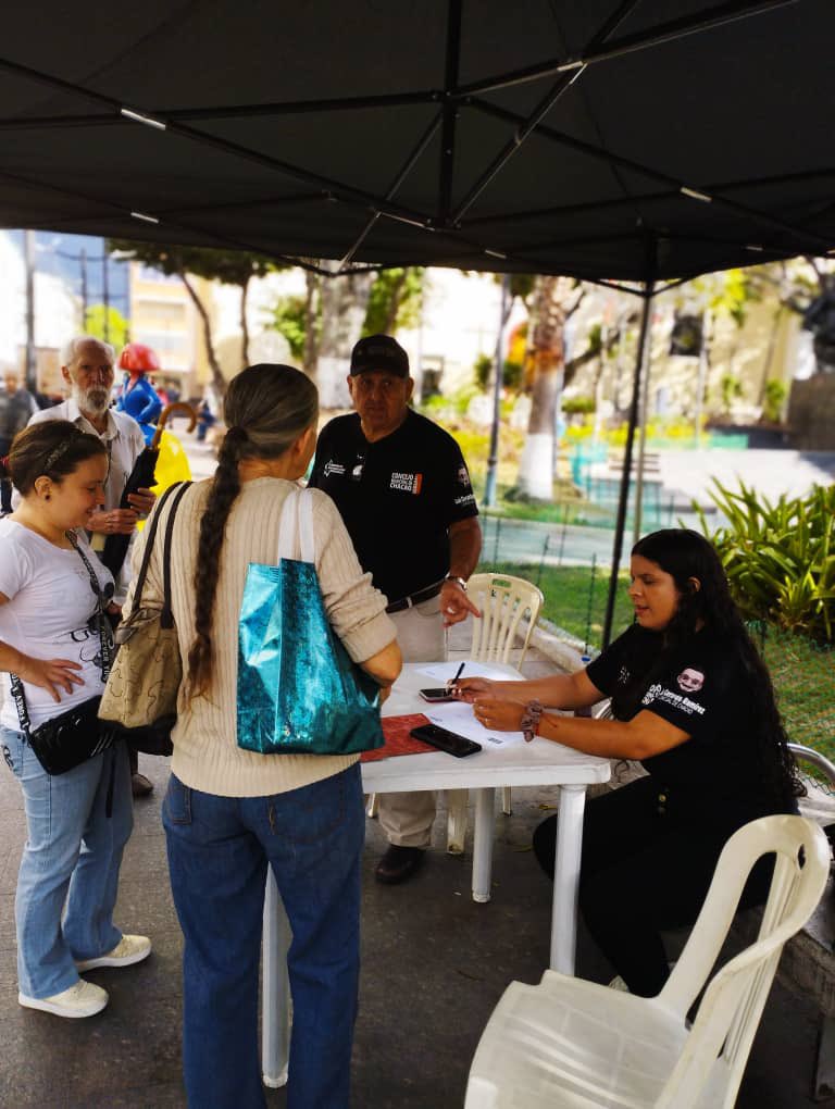 Ayer #24Ene desde la Comisión de Participación Ciudadana del @concejochacao, realizamos una jornada de Atención al Ciudadano desde el la Plaza Bolívar de Chacao, dónde se recabaron inquietudes, sugerencias y visión del municipio.