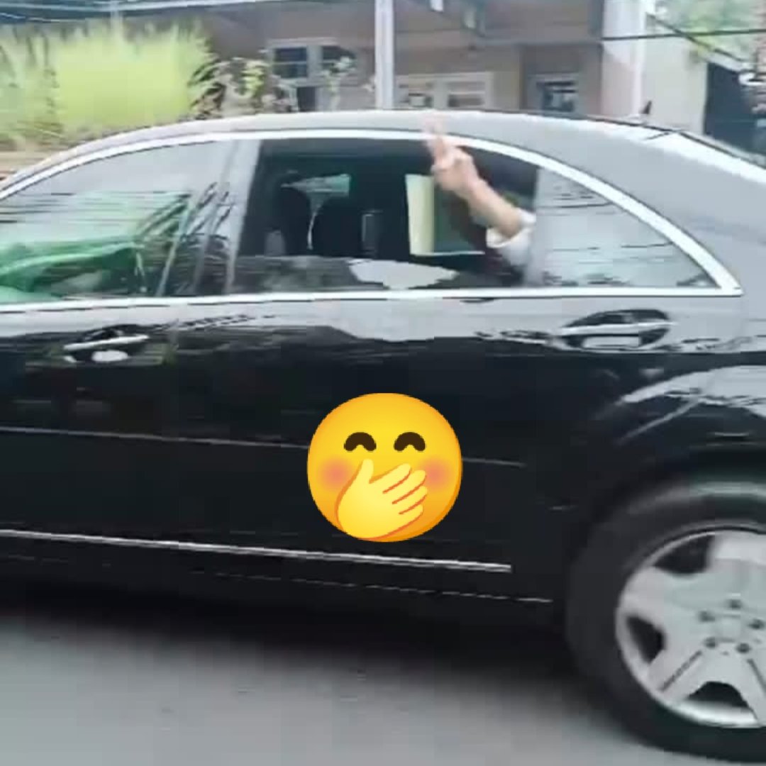 Tangan itu keluar dari Fasilitas Negara bukan sih? 🤔🤔🤔