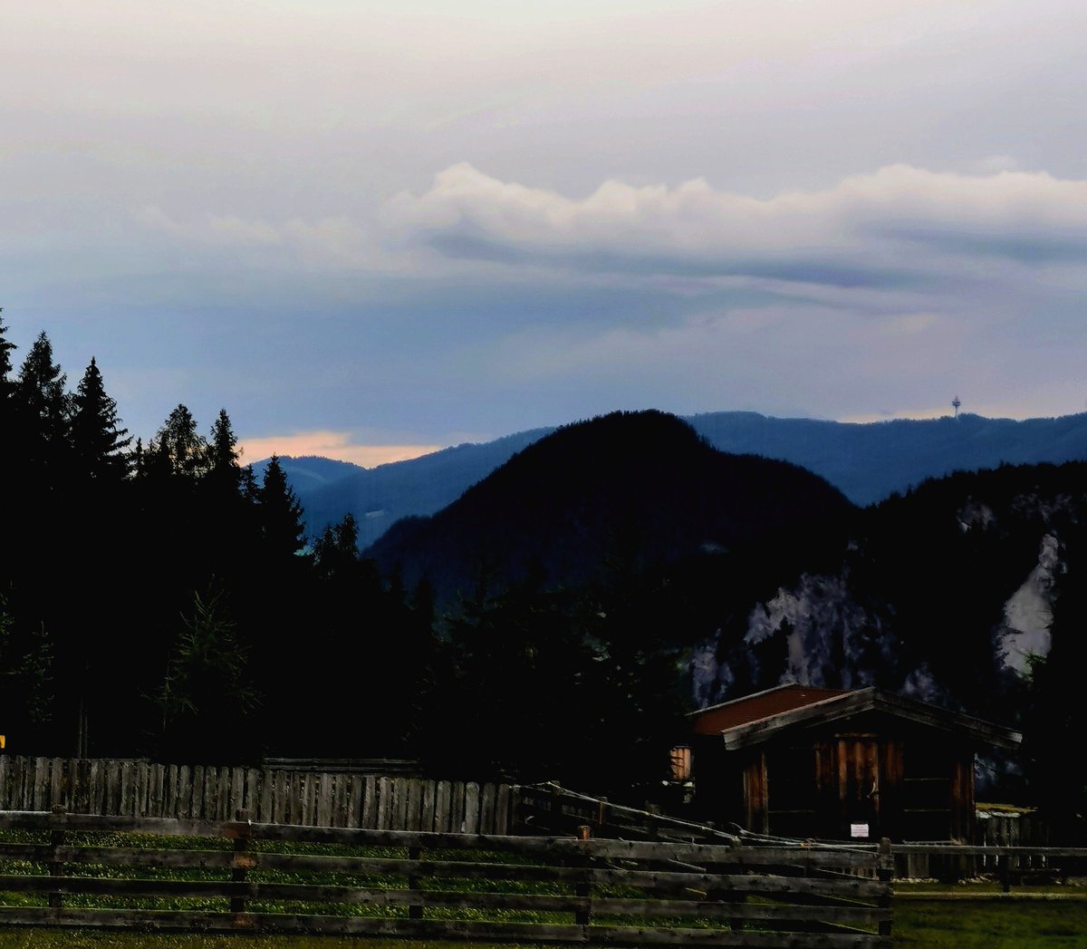 .... langsam find der Tag sei End und die Nacht beginnt...

Der Tag endet am Lagerfeuer sitzend in einem kleinen Hüttendorf in Schladming.