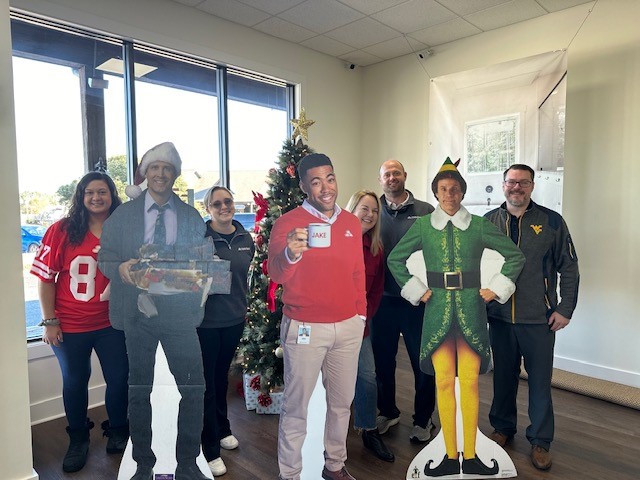 StateFarmAmy's tweet image. Throwback Thursday to when the team got together with some famous faces. Christmas already feels like it was months ago, doesn't it?

#tbt #throwbackthursday #statefarm #amymasincupp #masincuppsf #jakefromstatefarm #buddythe elf #elf #nationallampoon #clarkgriswold