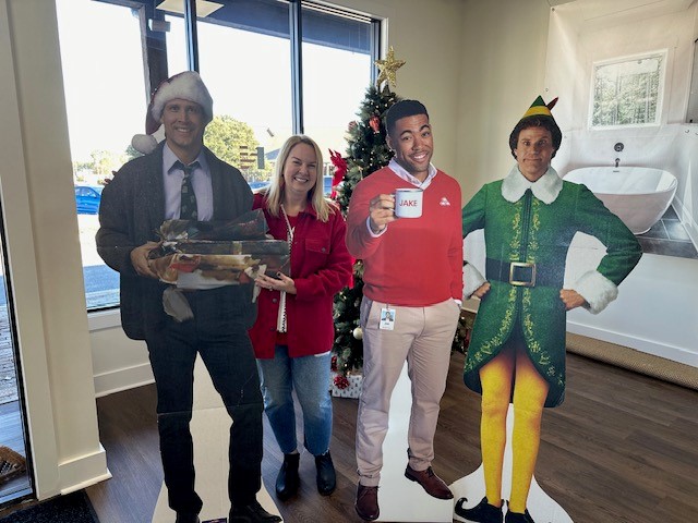 StateFarmAmy's tweet image. Throwback Thursday to when the team got together with some famous faces. Christmas already feels like it was months ago, doesn't it?

#tbt #throwbackthursday #statefarm #amymasincupp #masincuppsf #jakefromstatefarm #buddythe elf #elf #nationallampoon #clarkgriswold