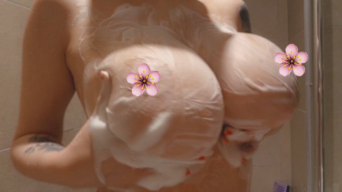 Join me in the shower for free! 😍🫧 https://t.co/I6TqcGD5XX