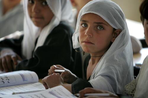 Afghanistan. Des écoles clandestines dispensent des cours aux filles privées de scolarité par les talibans limportant.fr/infos-monde/3/…