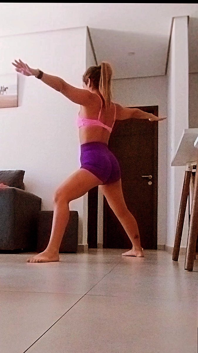 irenepenha's tweet image. Año nuevo, depto nuevo, aprendiendo algo nuevo. Transición para el triangulo 🤩🧘‍♀️ #yoga #vinyasayoga