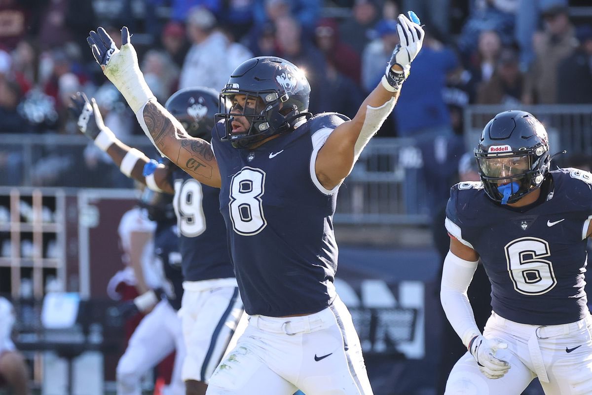 Blessed to receive an offer from @UConnFootball Thx @CoachDShearer . @Dj_Mcfadden11 @CoachWebb_704 @coach_rank87 @CoachRay52 @overtime @RivalsFriedman @adamgorney @DonCallahanIC @NPCoachJeff @On3Recruits @NCHSBlueSheet @AnnaH247 @pepman704 @MohrRecruiting #IndyWay