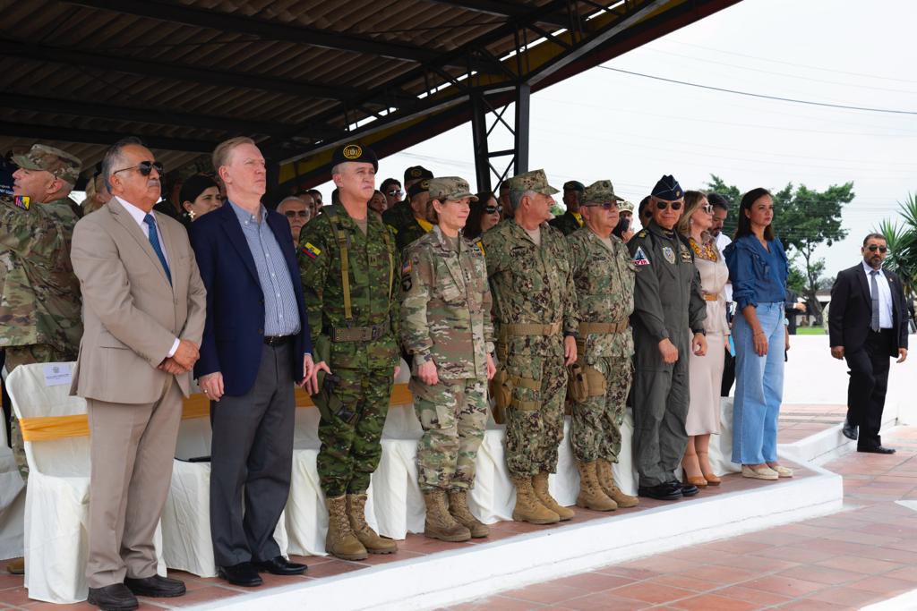 Southcom's tweet photo. #SOUTHCOM’s Gen. Laura Richardson & #EmbMikeFitzpatrick joined Ecuadorian Rear Adm. Jaime Vela as the U.S. donated security assistance vehicles & equipment to strengthen Ecuador’s law enforcement, military & disaster response institutions. @WHAAsstSecty @USembassyEC @DefensaEc https://t.co/AMLjm8fuiF