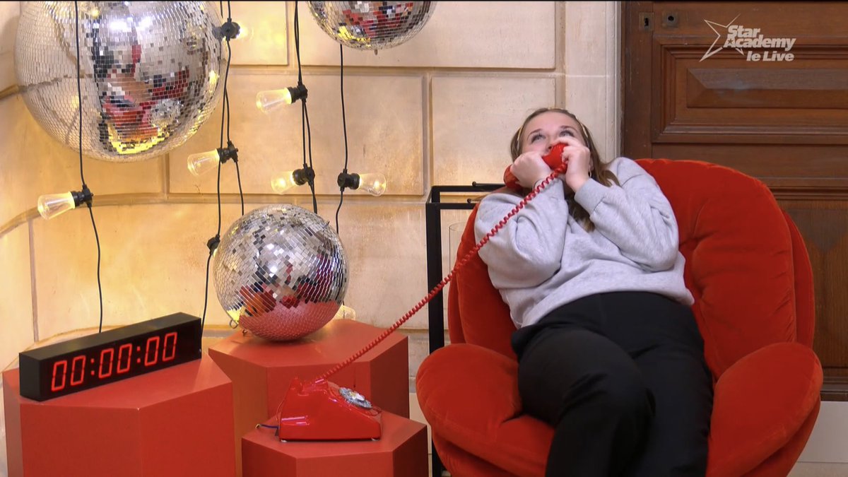 mamanie_'s tweet photo. Helena qui demande des ragots à ses copines mdrrrrr  #StarAcademyLeLive #StarAcademy https://t.co/KqgXitI0Wz