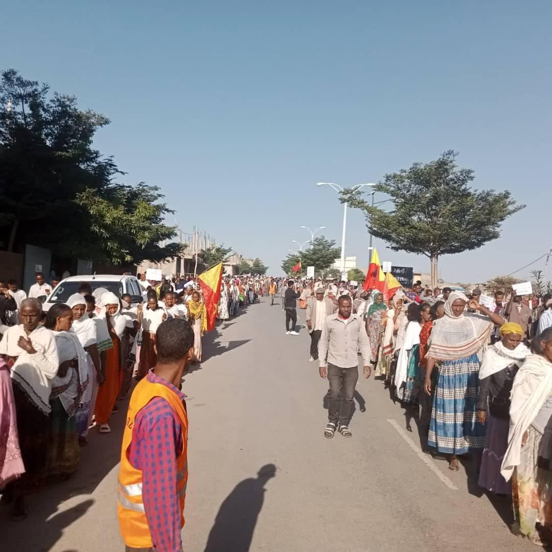 IDPs in Abiyi Adi, Central #Tigray rally to call for repatriation 
——
On Thursday, IDPs in Abiyi Adi, Central Tigray, rallied to demand repatriation, humanitarian aid, and the full implementation of the Pretoria agreement. 

Demonstrators, including women and children, gathered