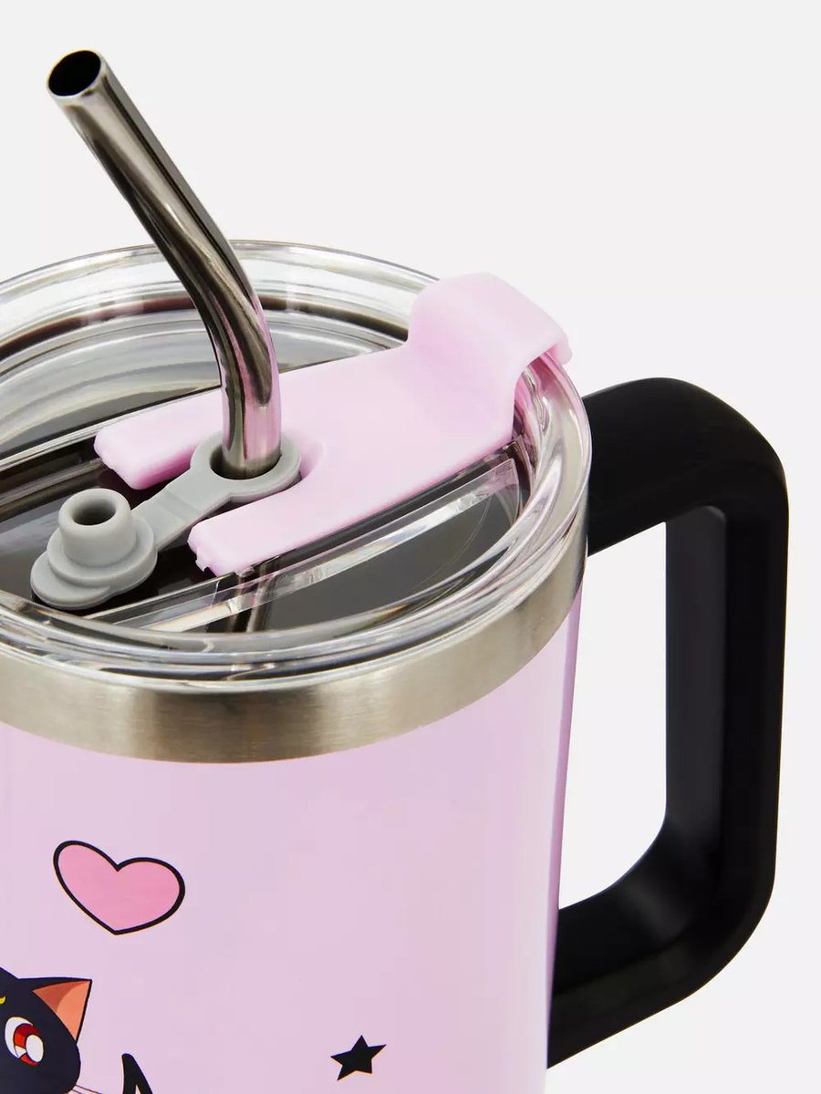 Primark USA got this cute Sailor Moon cats travel cup!

Sadly, they don't offer shipping. You can check their site to see which Primark locations in the USA have this in stock.

sailormoonfannetwork.com/blog/primark-s…