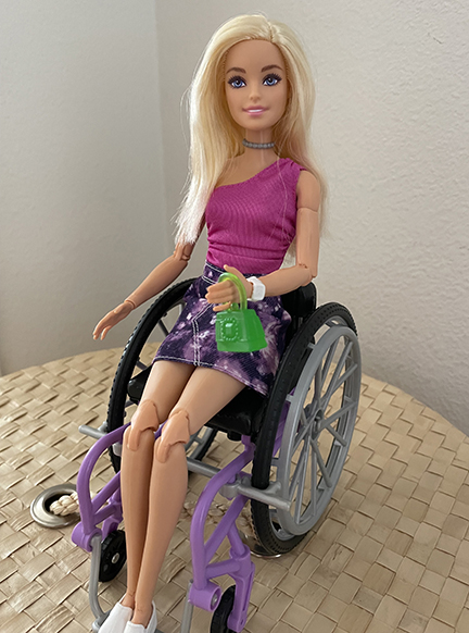 Thank you to <a href="/PTLauren1/">Lauren 👸🏽PT 🇺🇦🇮🇱</a> for her "telehealth eval" in our new "Barbie Goes to Seating Clinic" story.

Here is Barbie with her green handbag that suggests she might be an OT in the U.K.

mobilitymgmt.com/barbie-goes-to…