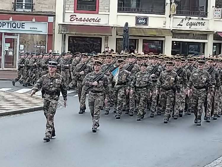Gendarmerie_061's tweet photo. #Hommage de la 124è promotion d'élèves gendarmes de l'école de Chateaulin à son parrain le sous-lieutenant Pierre ANNIC.
Affecté à la brigade de #Vimoutiers, héros de résistance, mort pour la France en 1944.
Une foule nombreuse a assisté à cette #cérémonie solennelle. https://t.co/P0fJCEfgPV