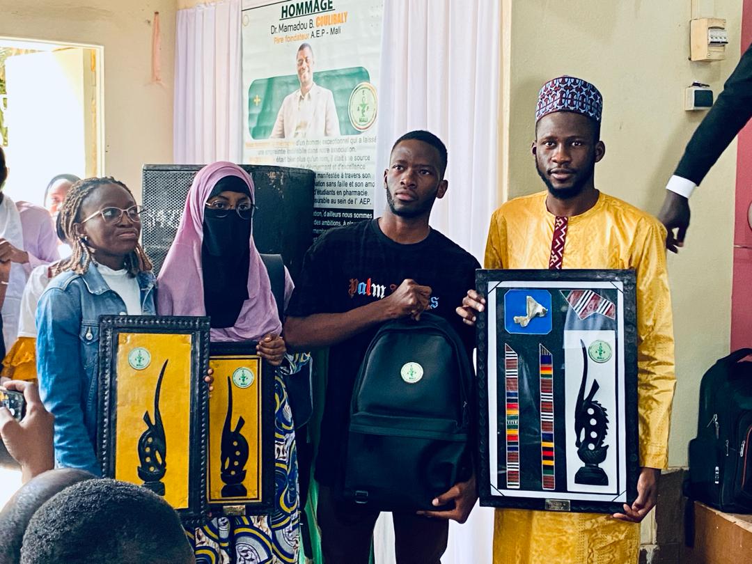 AepMali's tweet photo. Semaine d'excellence | Jour 1
Elle a été belle, elle a été émouvante. Ma première journée des activités a été marquée par, bien sûr, la récompense des meilleurs étudiants de toutes les promotions. Suivie par un hommage à feu Dr Mamadou B COULIBALY-Madou Génie (1/2) https://t.co/rtEYG8k6Rc