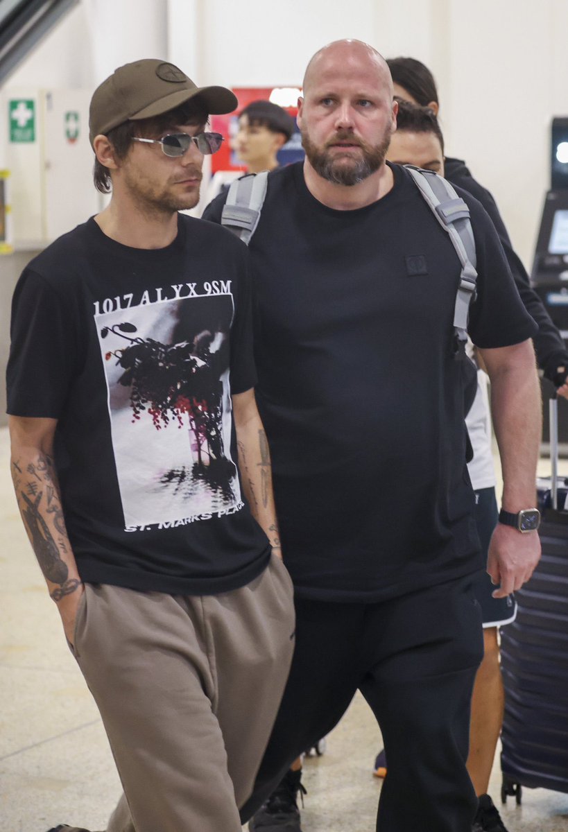 LT__91__28's tweet photo. Louis arriving at Sydney international airport. https://t.co/4dCwFbmZTJ