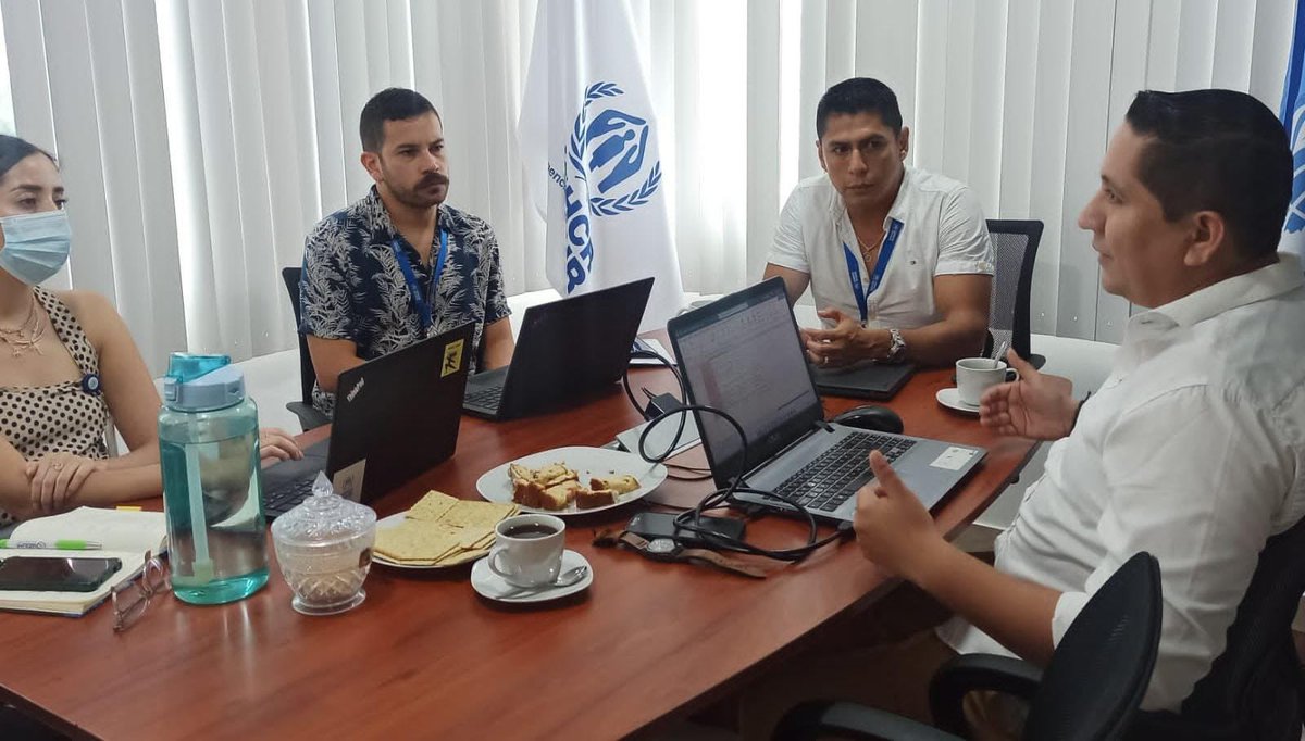 MMDDHH_Zona4's tweet photo. 📍#Manta

📌 El coordinador  @PenafielRuizJC se reunió con Francisco Carrión, coordinador de @ACNUREcuador en #Manabí para implementar: 

✅ Líneas estratégicas de intervención para la protección integral a víctimas de violencia basada en género. 

#ElNuevoEcuador se construye. https://t.co/Q1enV8cPAd