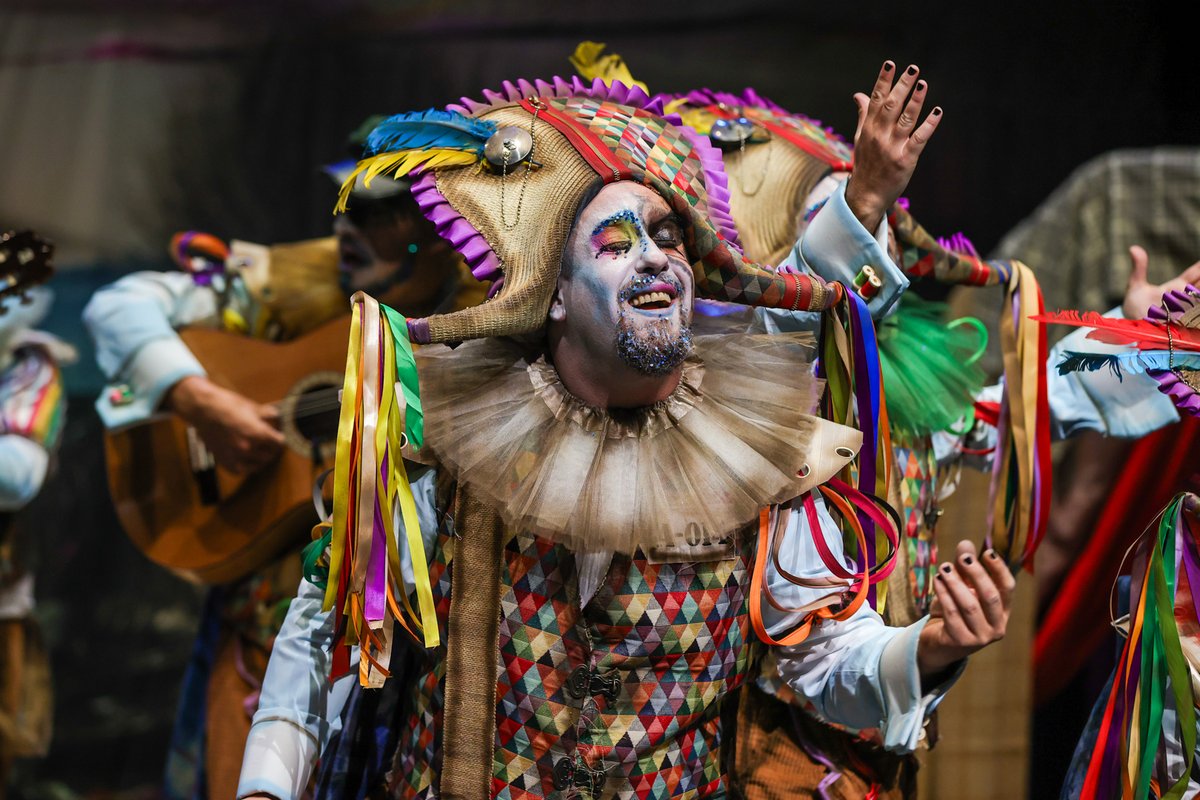Iso100 Photo Press (@iso100photpress) on Twitter photo 🎭 #COACMLG | #Preliminar5
4⃣ LOS REFUGIADOS (Comparsa)
👈Año anterior: Los testarudos
✍️Autoría letra: Javier Carmona Herrera
🎵Autoría música: La agrupación
📢Dirección: Francisco Parra Gil
📍Localidad: Marbella (Málaga)
<a href="/CarnavalMLG/">Carnaval de Málaga</a> #CARNAVALMLG 🎭 #COACMLG | #Preliminar5
4⃣ LOS REFUGIADOS (Comparsa)
👈Año anterior: Los testarudos
✍️Autoría letra: Javier Carmona Herrera
🎵Autoría música: La agrupación
📢Dirección: Francisco Parra Gil
📍Localidad: Marbella (Málaga)
<a href="/CarnavalMLG/">Carnaval de Málaga</a> #CARNAVALMLG