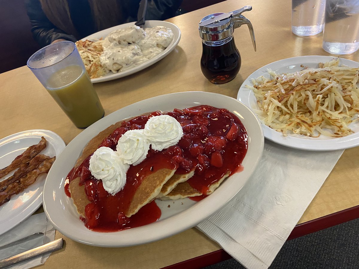 tmorenoxo's tweet photo. Eli’s cafe in Kenosha 🤌🏼 11/10 https://t.co/3FCuwAD7O0