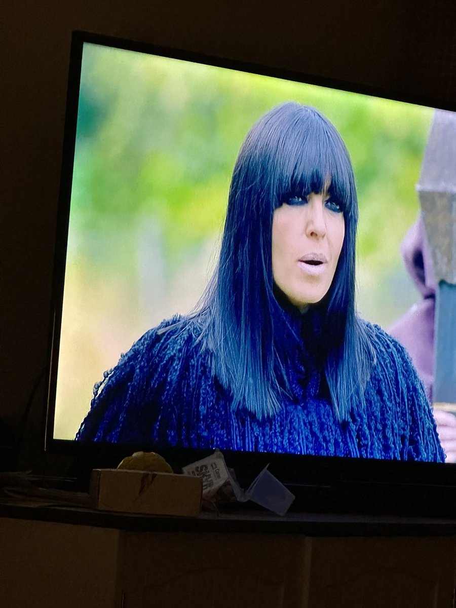 Watching #TraitorsUK Daughter comments “Claudia has come dressed as her own fringe” 🤣🤣
#bbctraitors #claudiawinkleman #traitors
