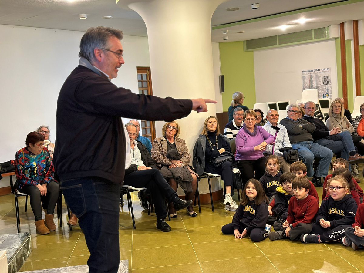 LaSalleSdr's tweet photo. 🎙️Hoy han venido a divertirse los abuelos de 1º #Primaria
Nuestros abuelos fueron pequeños ¿y los tuyos?
Gracias a este proyecto de #NCALaSalle🚀 hemos aprendido las canciones, los juegos y las costumbres que tenían cuando ellos iban al cole #Realinfluencer
#SomosLaSalle💫 https://t.co/TOFJxpWOq6