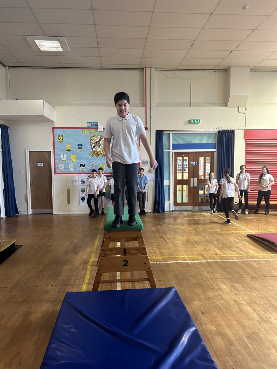 ArklestonSchool's tweet image. A fun filled afternoon for p7 as they used their skills to control their balance on some apparatus! 🤸💪🏻💛 #healthyandactive #balanceandcontrol