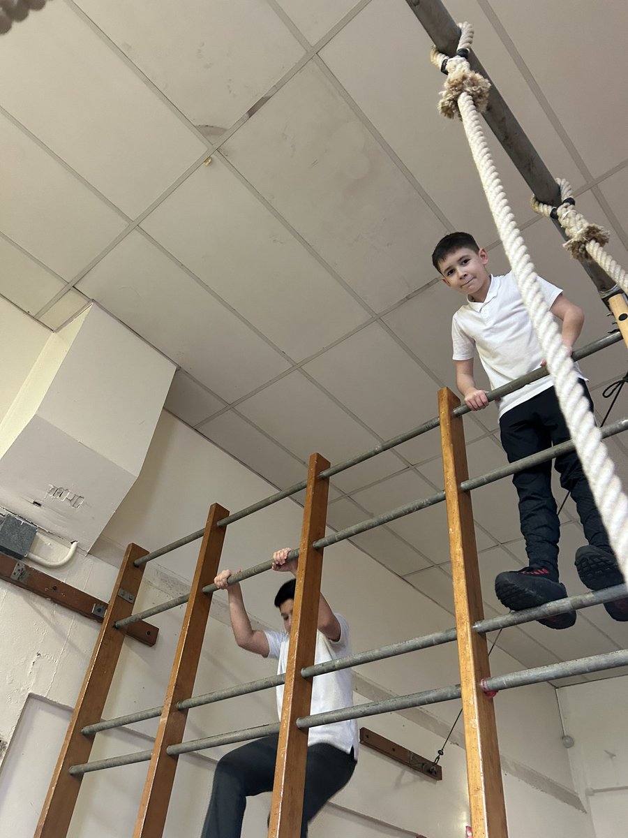 ArklestonSchool's tweet image. A fun filled afternoon for p7 as they used their skills to control their balance on some apparatus! 🤸💪🏻💛 #healthyandactive #balanceandcontrol