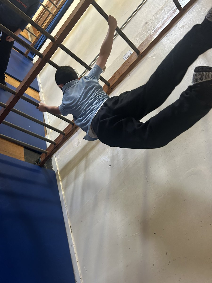 ArklestonSchool's tweet image. A fun filled afternoon for p7 as they used their skills to control their balance on some apparatus! 🤸💪🏻💛 #healthyandactive #balanceandcontrol