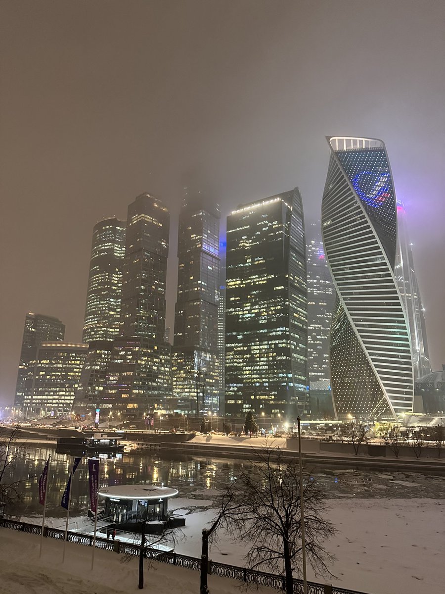 Под гнётом свинцового купола
На улицах урбана