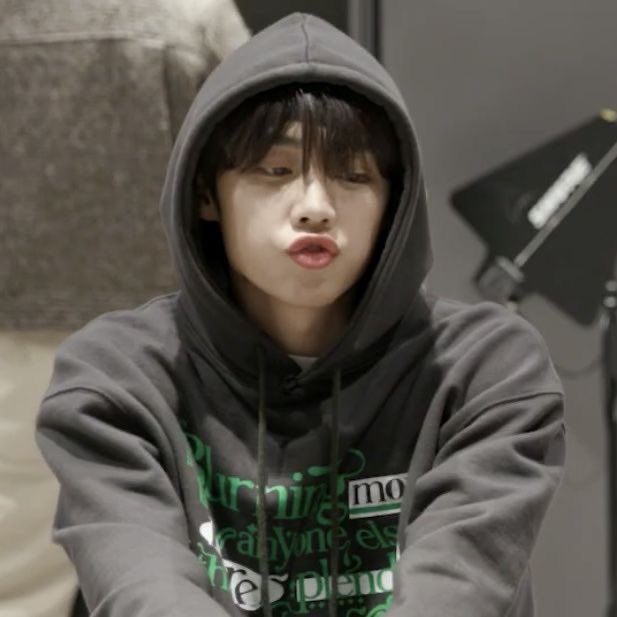 밀선 리맨이 꼴..//인 이유
누구하나 먼저 퇴근하면

이랬던 사람이
                               이러고 집에서 기다려서 X발..