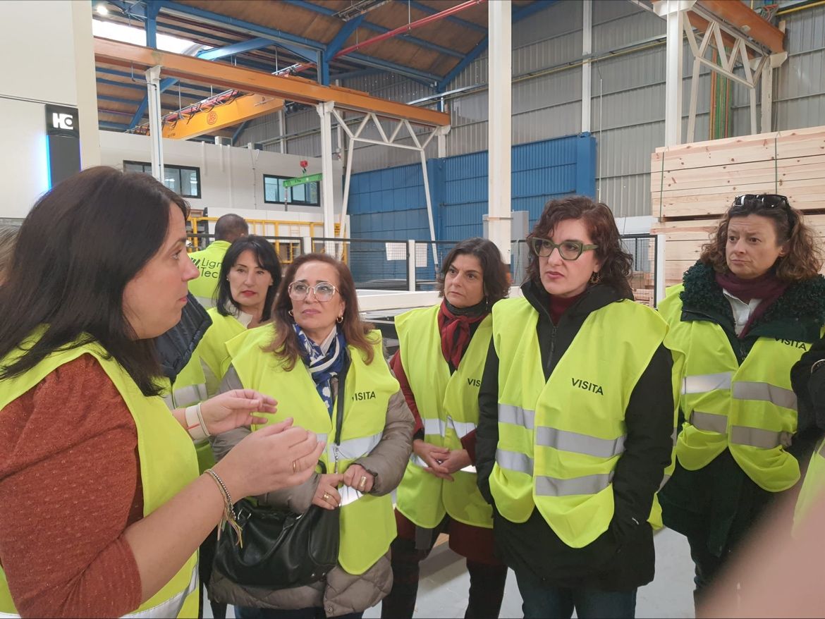 WIRES_Spain's tweet photo. Ayer nuestras socias tuvieron la oportunidad de visitar la fábrica de fachadas y baños industrializados de Lignum Tech.

Una visita enriquecedora que nos ha mostrado cómo la compañía está liderando la transformación de la industria de la construcción. https://t.co/FPQx66XASG