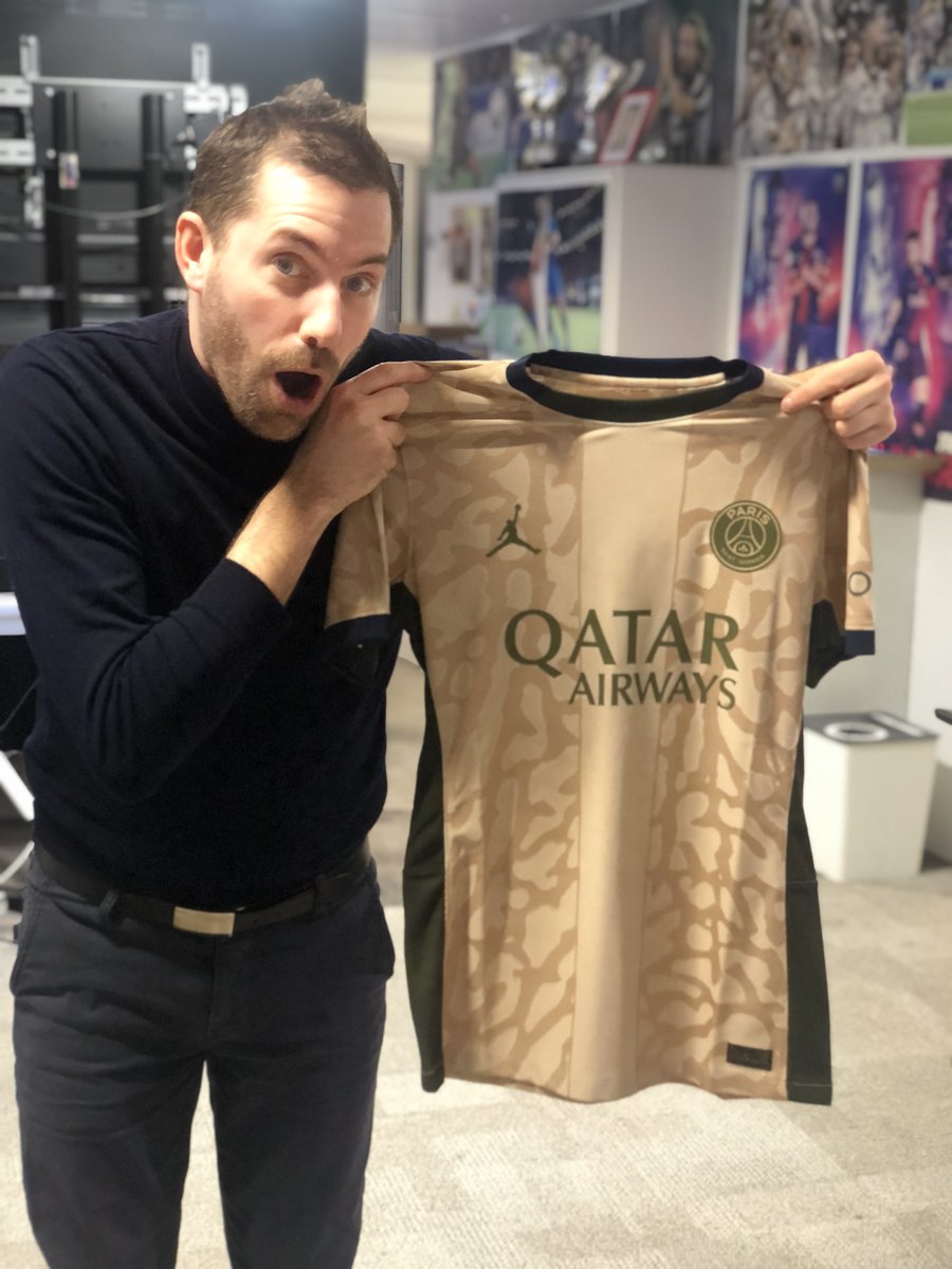 lequipedusoir's tweet photo. CADEAU DU SOIR 🎁

On vous offre le 4e maillot du @PSG_inside ! 🤩

RT + FOLLOW @lequipedusoir et choisissez votre chroniqueur pour le quiz 🍀 https://t.co/clGDxMStr5