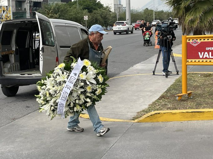 CorresponsalsMX's tweet photo. #Tendencia
El cuerpo de #MaribelMercadoGallegos quien fue atropellada afuera del Estadio TSM de #Torreón fue trasladada a su natal #Monterrey en #NL para realizar los actos fúnebres en su memoria
Cabe mencionar que #Rayados apoyó con traslado de Maribel y los  gastos funerarios https://t.co/yIxBprgcXw