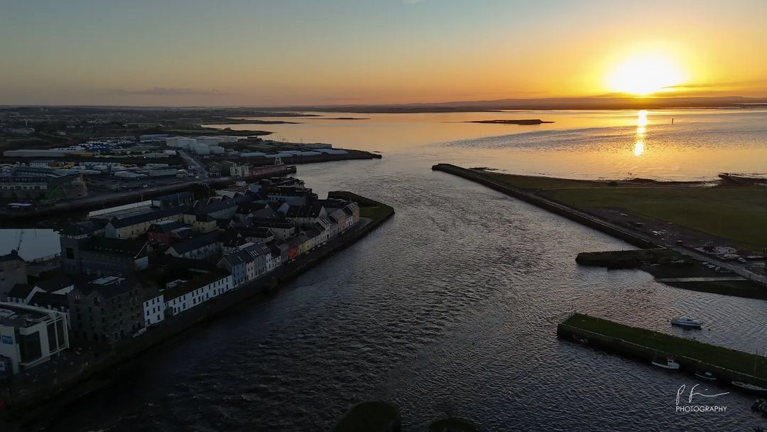 POV: You're a giant standing on Raven's Terrace.....Or maybe @finnagram just has a drone, we're not 100% sure!! #galwayswestend #galway #thisisgalway #giants