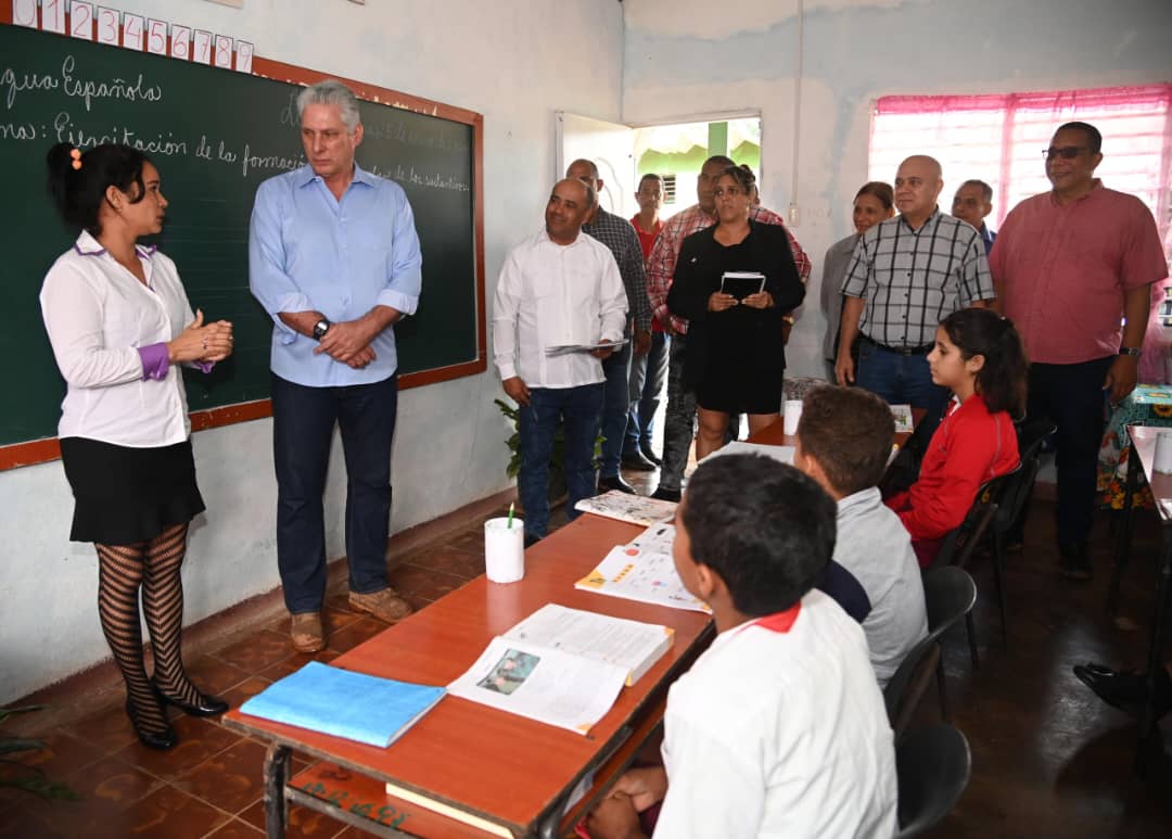 En Maisí, Guantánamo, el Primer Secretario del CC PCC, <a href="/DiazCanelB/">Miguel Díaz-Canel Bermúdez</a>, junto a <a href="/DrRobertoMOjeda/">Dr. Roberto Morales Ojeda</a> constatan acciones que tributan al beneficio de los habitantes e  intercambian con dirigentes y pobladores sobre las proyecciones de trabajo para este año.
#QueNadieQuedeAtrás