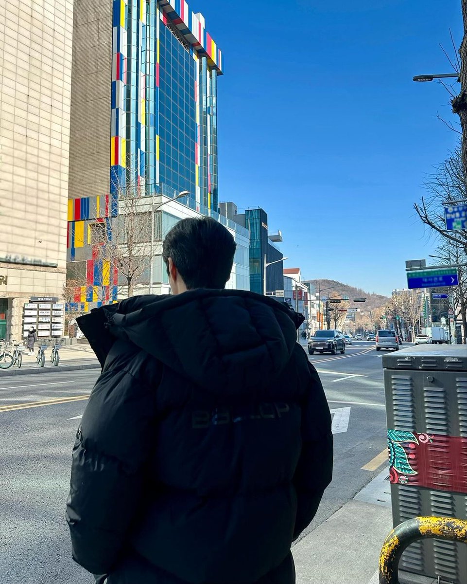 kimseonhomvt's tweet photo. #Repost Kimsda
#Realtimepreference
Actor #KimSeonho wearing a warm ballop padded jacket today :)
-
Have a preferred night, everyone ✨
-
#金宣虎 #김선호 #キムソンホ
#คิมซอนโฮ #KSHMalaysiaVotingTeam #KSH_MVT #Ballop https://t.co/3I1m0dfpaQ