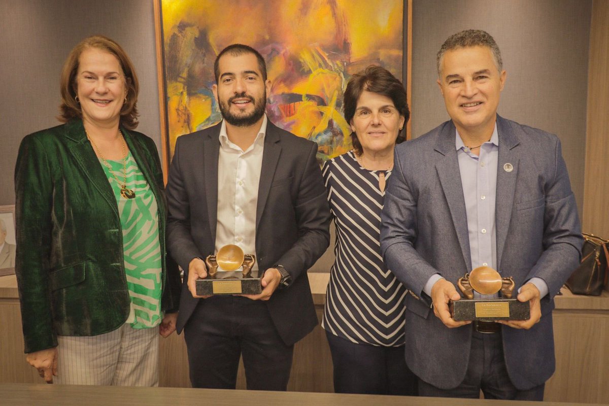 Gratitud a la junta de @CamaraMedellin y lina Velez por este reconocimiento a nuestro gobierno Unidos por la Vida. Trabajo en equipo con empresarios,visión de largo plazo y unidad,claves para el desarrollo regional y nacional.Gracias @JPLopezCortes y a todo el equipo de gobierno.