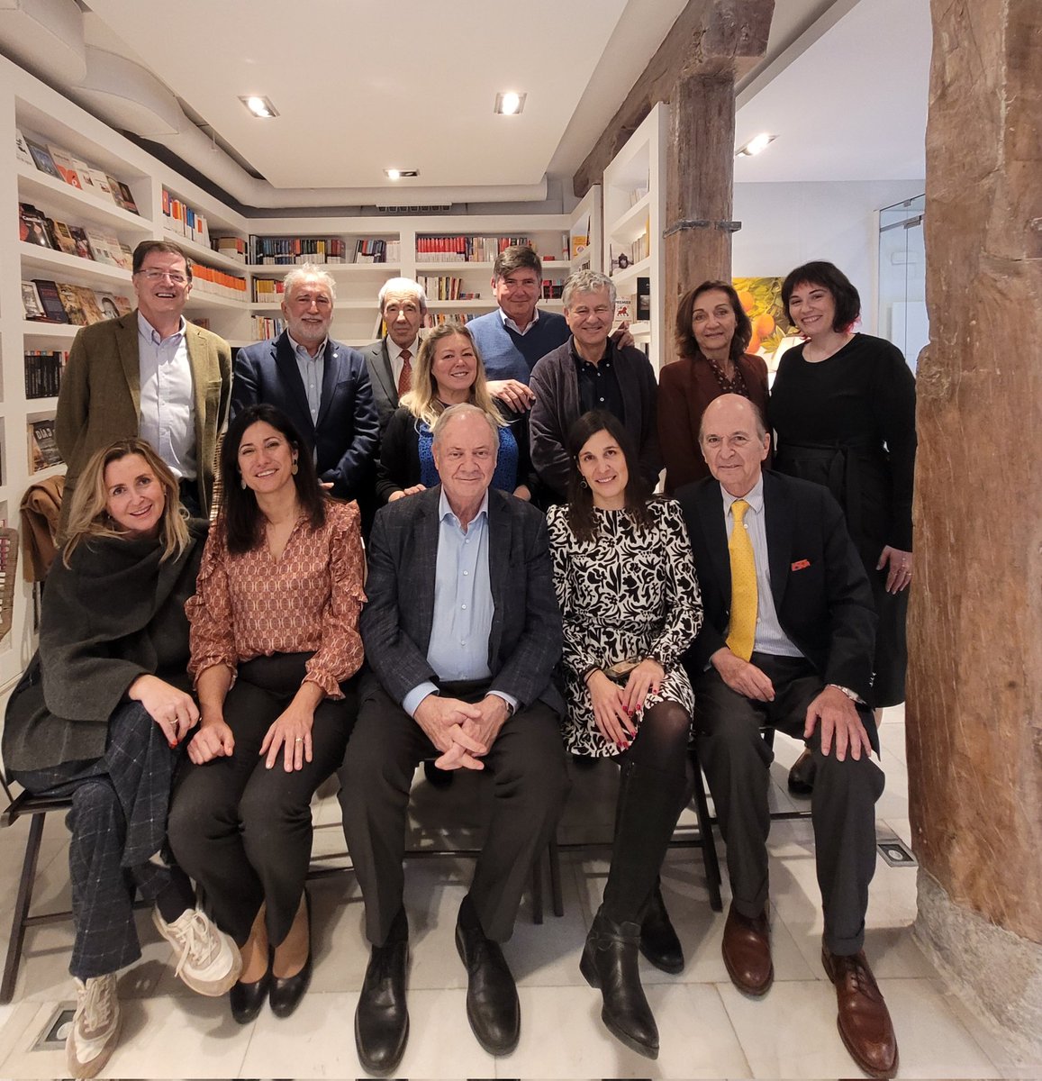 El editor debe otear el futuro, reflexionar sobre lo por venir, anticipar tendencias. Y para ello, resulta fundamental escuchar a voces sabias, inteligentes y preclaras.  Gracias por mirada larga de nuestro consejo que se convertirán en libros en un futuro próximo <a href="/AlmuzaraLibros/">Almuzaralibros</a>