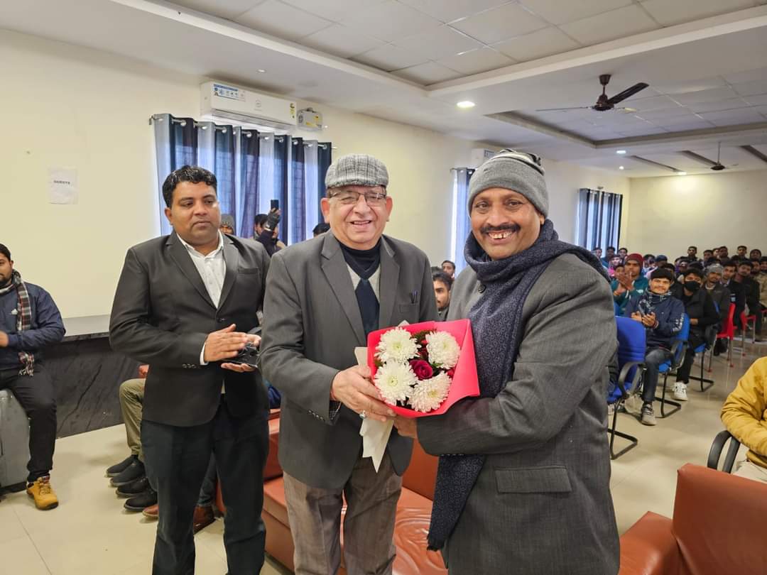 dkashyap24aonla's tweet image. आंवला संसदीय क्षेत्र की बिथरी चैनपुर विधानसभा के आर.के इंस्टिट्यूट मे आयोजित भाजपा युवा मोर्चा के तहत नमो नवमतदाता दिवस के उपलक्ष्य में छात्र-छात्राओ को संबोधित किया।
 
#NaMoNavMatdataSammelan
#NaMoNavMatData
#MeraPehlaVoteModiKo