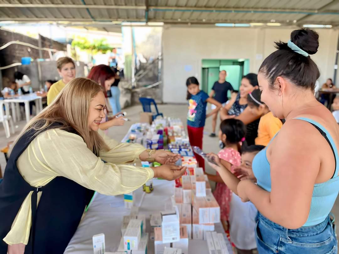 emos benefiaciamos a más de 400 personas con una brigada médica y  medicamento gratuito. Gracias Diputadas por #Cabañas Estefanía Mencía  y Alejandra Cumi, diputada al #PARLACEN Edith Mireya Monterrosa  y su servidora a Alcalde por #CabañasOeste Rebeca Díaz.

Democrático Cabañas