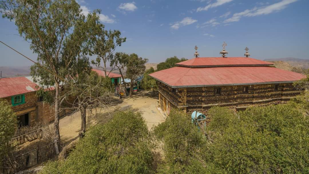 Hadgitourism's tweet photo. #DebreDamo, situated on a plateau, this monastery is accessible only by climbing a sheer cliff using a leather rope. It is one of the oldest monasteries in #EastAfrica and houses many ancient religious artifacts.
📷 TCTB https://t.co/3z37lTsCrg